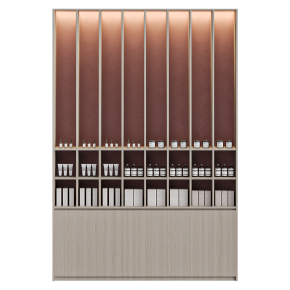 Витрина в магазине косметики с высокими полками